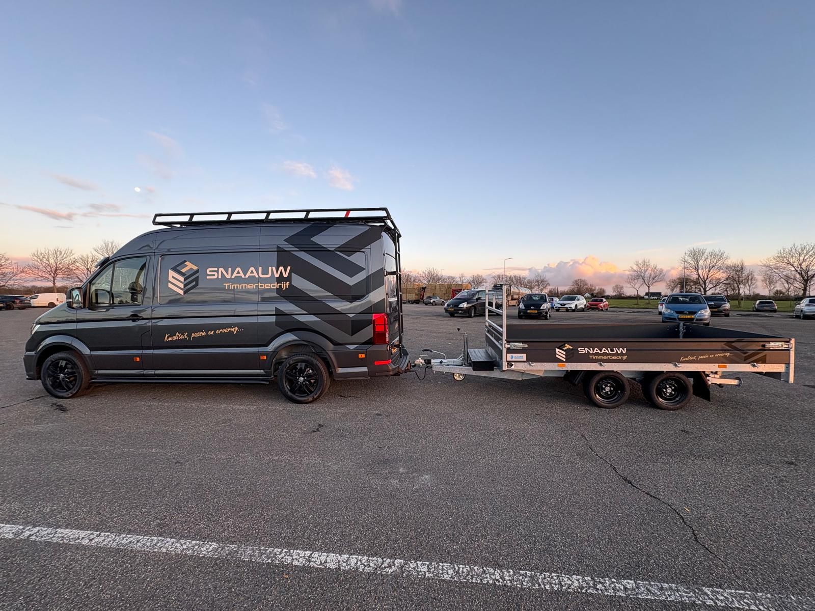 Bus en aanhanger Timmerbedrijf Snaauw