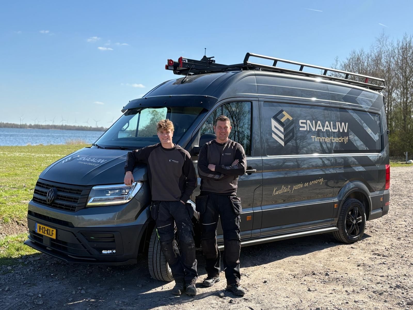 Leon en Thomas Snaauw samen voor de bedrijfsbus