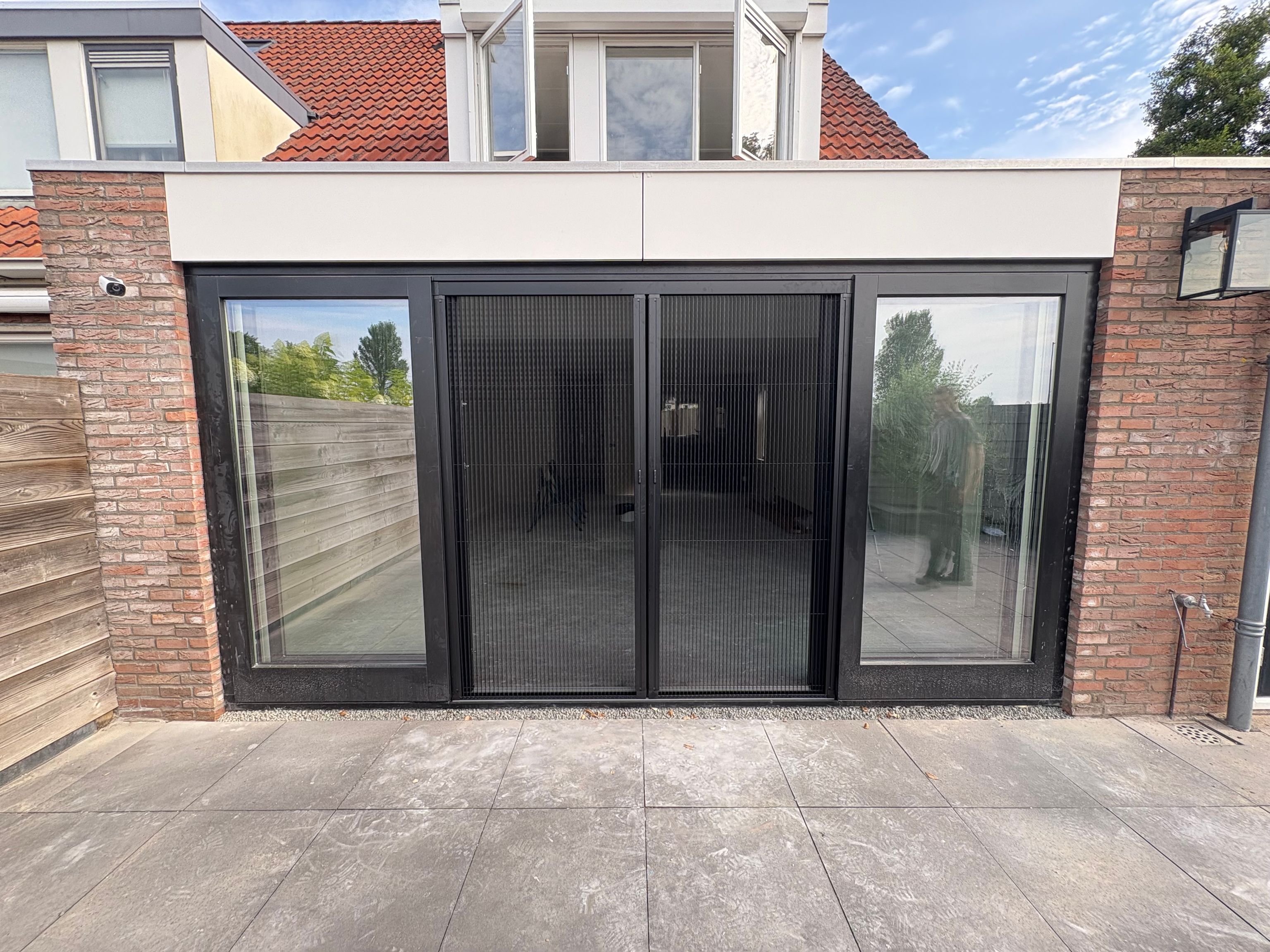 Schuifpui met plissé horren gemonteerd bij een klant