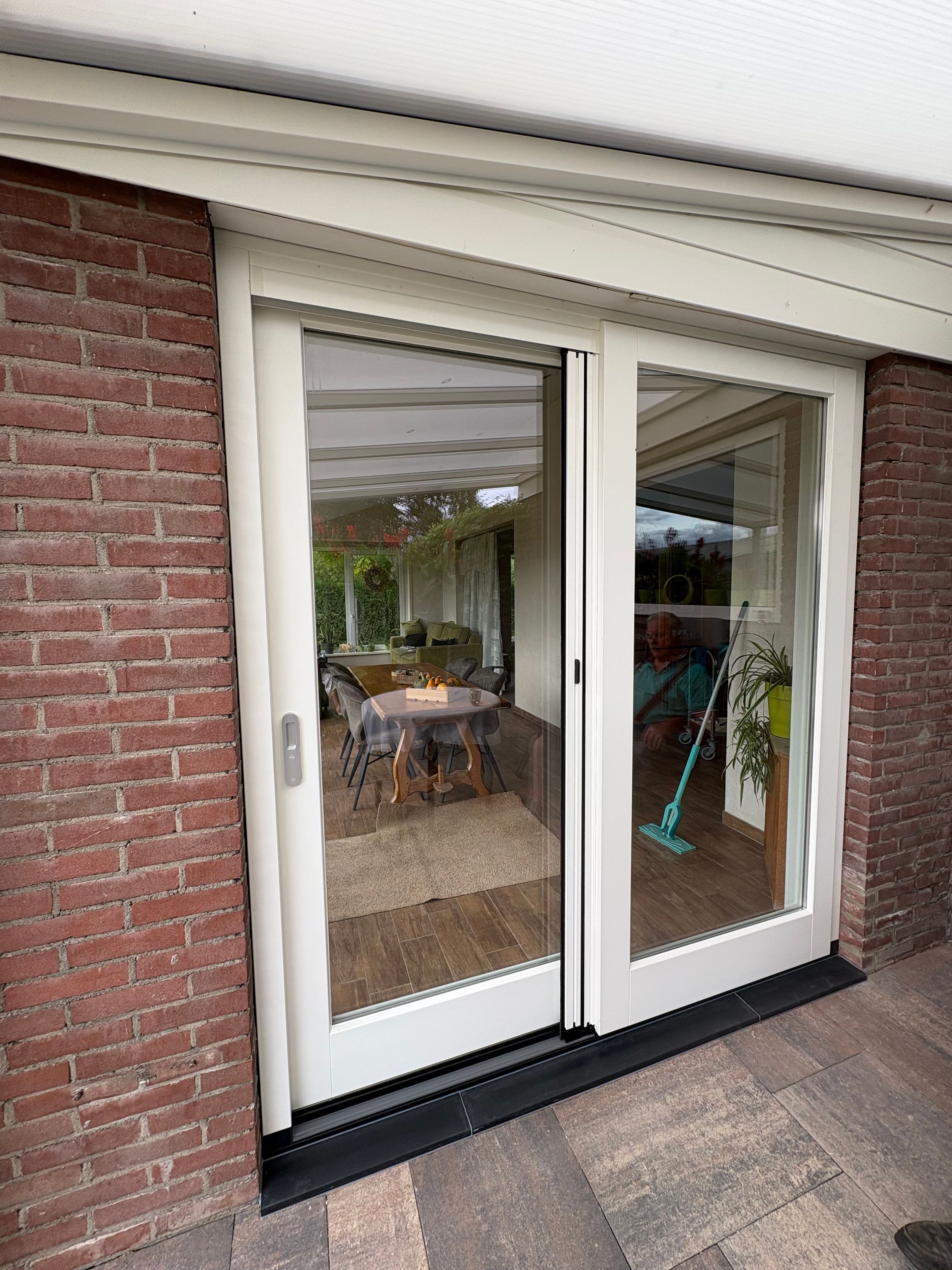 Geplaatst houten schuifpui vanuit buiten