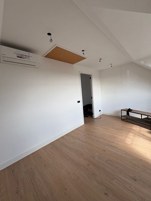 Betimmerde zolder vanuit binnen