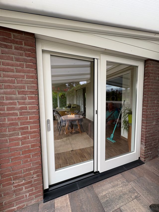 Geplaatst houten schuifpui vanuit buiten